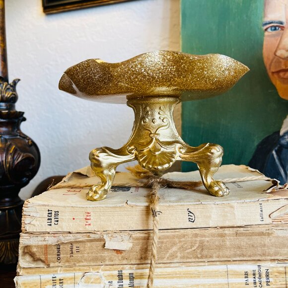 ❌SOLD❌Gold sparkly Lucite pedestal dish with lion's - Picture 3 of 11